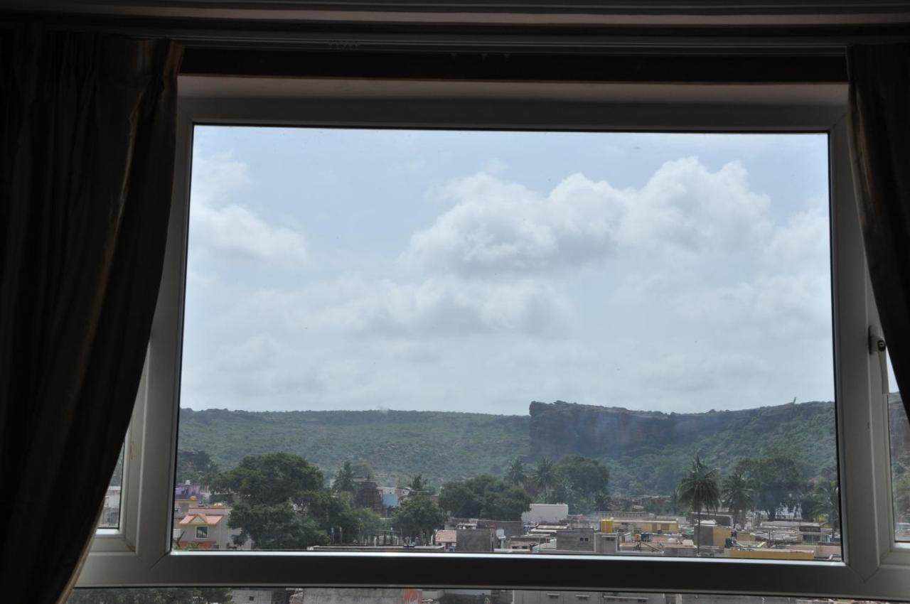 Grand Clarks Inn Badami Zewnętrze zdjęcie