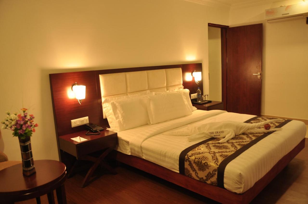Grand Clarks Inn Badami Zewnętrze zdjęcie